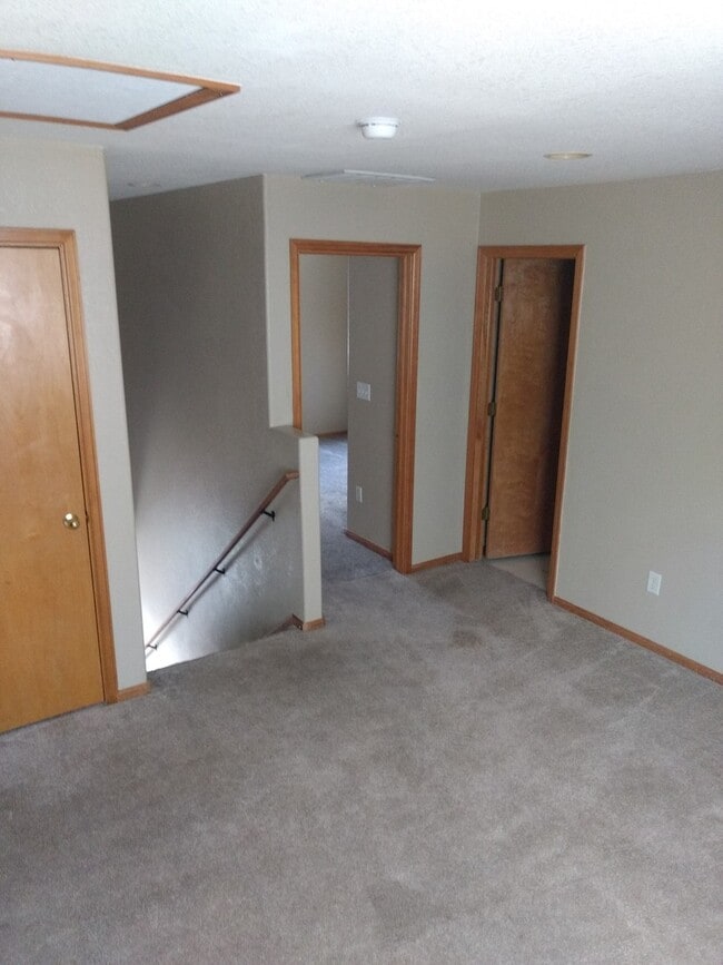 Building Photo - 3 Bedroom 2 Bath House in Thornton Available Now!