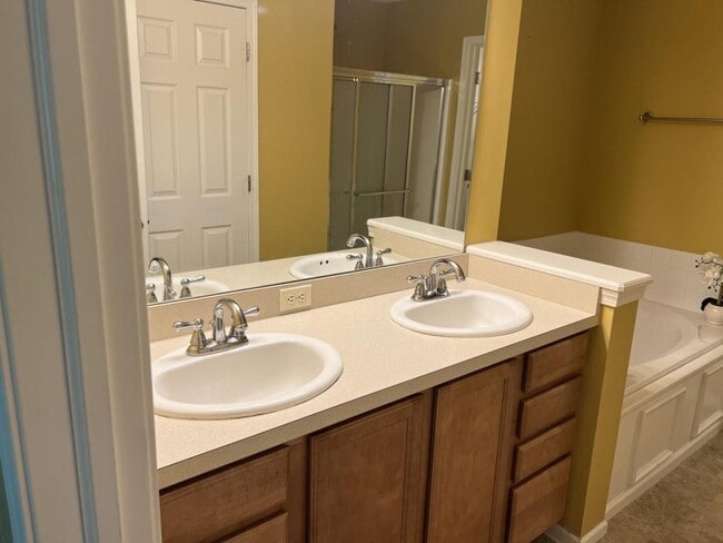 Building Photo - 5825 Crescent Ridge Dr