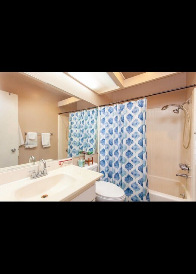 Building Photo - 2 Bedroom + 2 Bath Condo in Winnetka