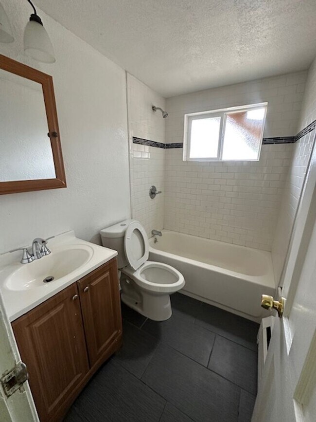 Building Photo - Bright Ground-Level 2-Bedroom 1-Bathroom Apartment Located in Goldsmith Neighborhood.