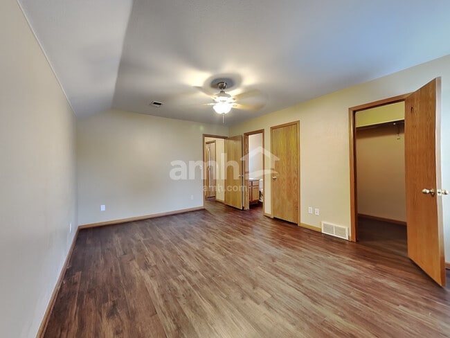 Building Photo - 3207 Barclay Ct