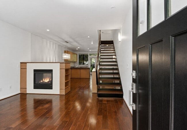 Building Photo - 2Bd/1.75Ba Bellevue Townhome
