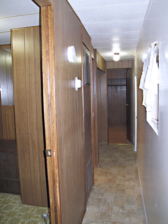 Building Photo - Affordable 3BD/1BA Home plus small Den!