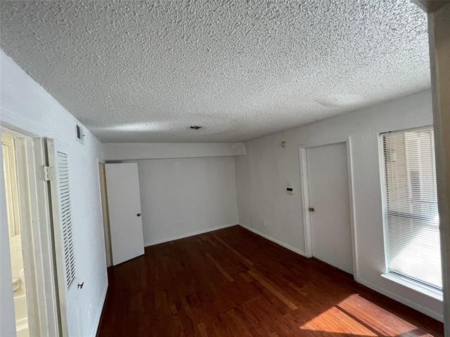 Building Photo - 9811 Walnut St