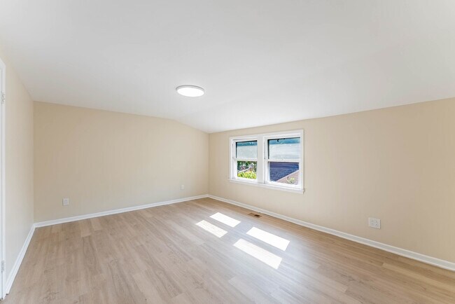 Building Photo - 32 S Monterey Ave