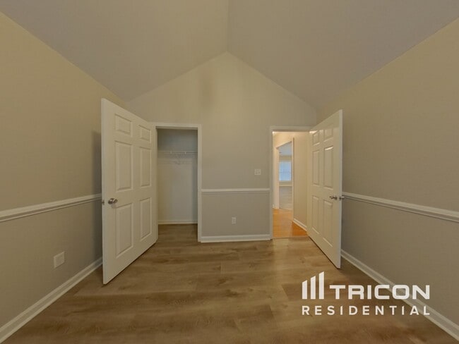 Building Photo - 437 Eglington Tr