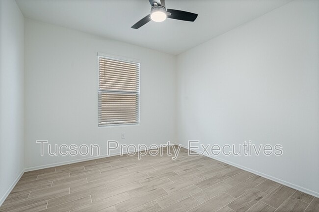 Building Photo - 10657 S Astraia Dr