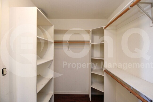 Building Photo - 822 W Earll Dr