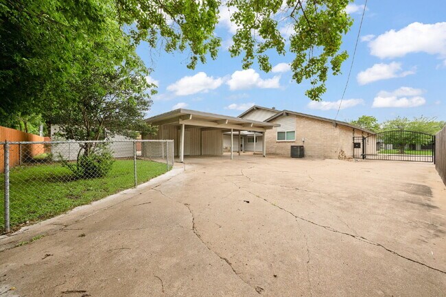 Building Photo - 2 Bed, 2 Bath Duplex