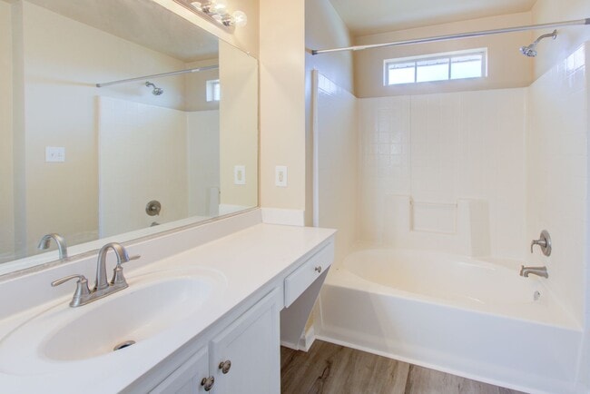 Building Photo - 3 Bed, 2.5 Bath Home Conveniently Located ...