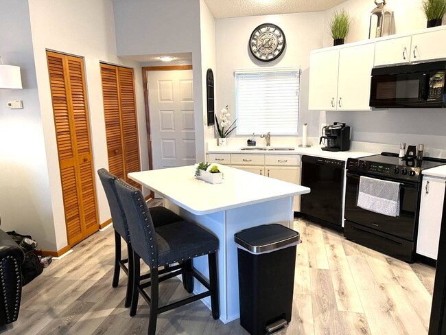 Building Photo - 4801 Casablanca Cir