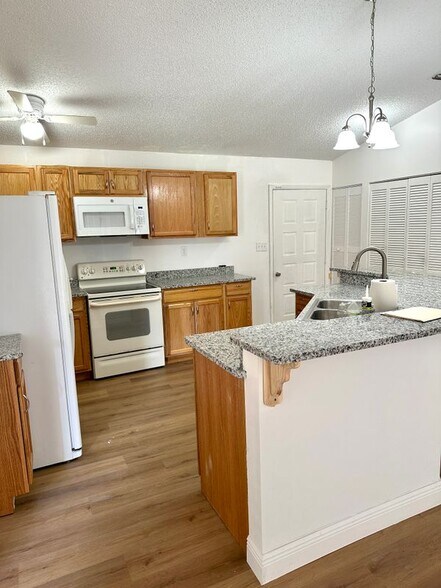 Building Photo - 1184 Sapphire St SE