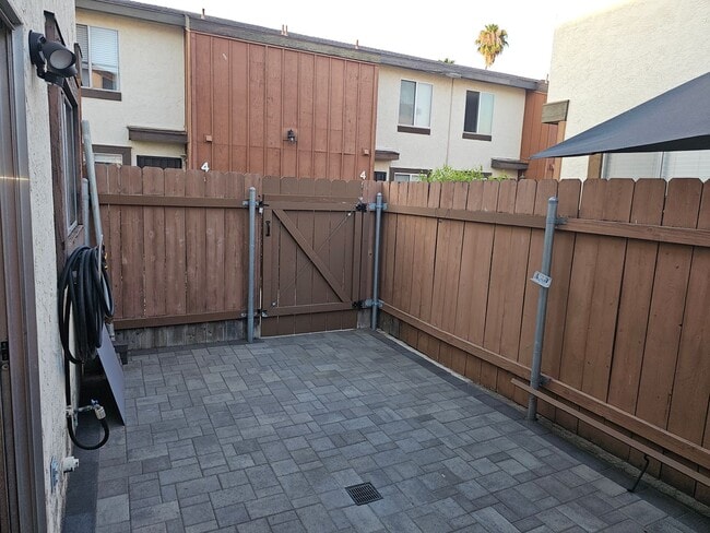 Building Photo - Remodeled 2bedroom 1.5 Bath Townhouse