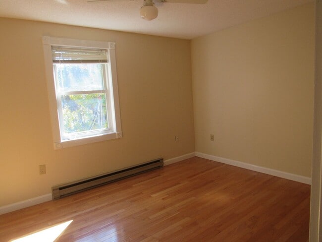 Building Photo - Gorgeous Derry Townhouse for Rent- Stongat...