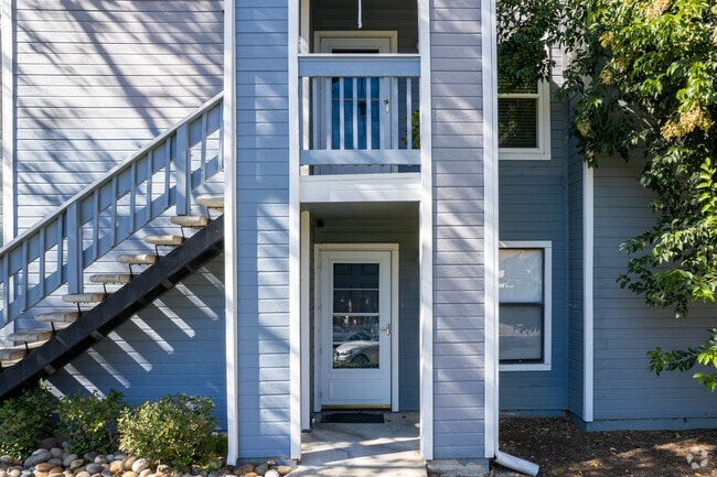 Building Photo - Hillcrest Vista Apartments