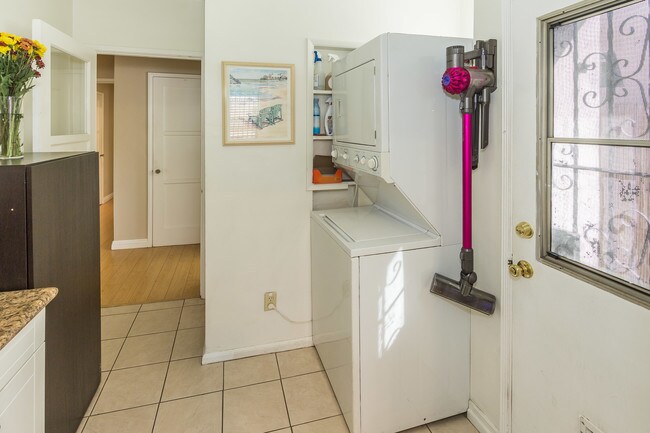 Building Photo - 1932 Carmona Ave