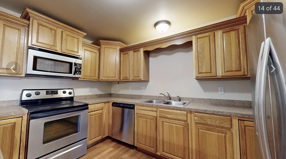 Kitchen with lots of cabinets - 524 E Broadway St