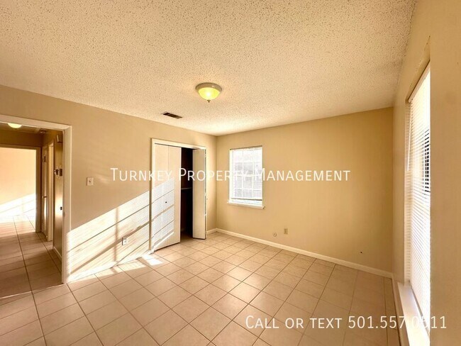 Building Photo - 8 Rosemunn Dr