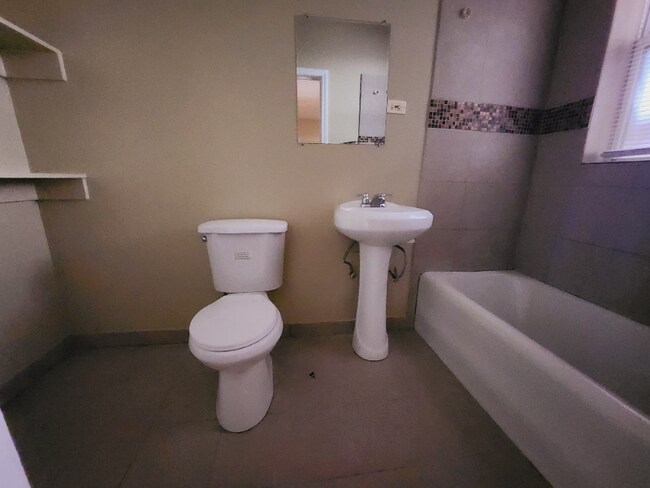 Building Photo - 1548 N Parkside Ave