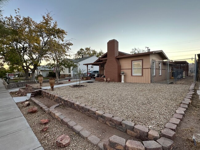 Building Photo - Boulder City Living!