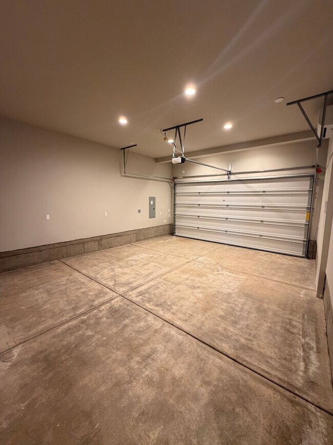 Building Photo - Model home! 4-bed 3-Bath Home on Moon MTN!