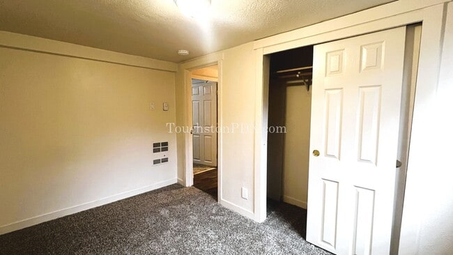 Building Photo - Large 2 Bed / 1 Bonus Room in the Brooklyn Neighborhood off SE Milwaukie Ave.