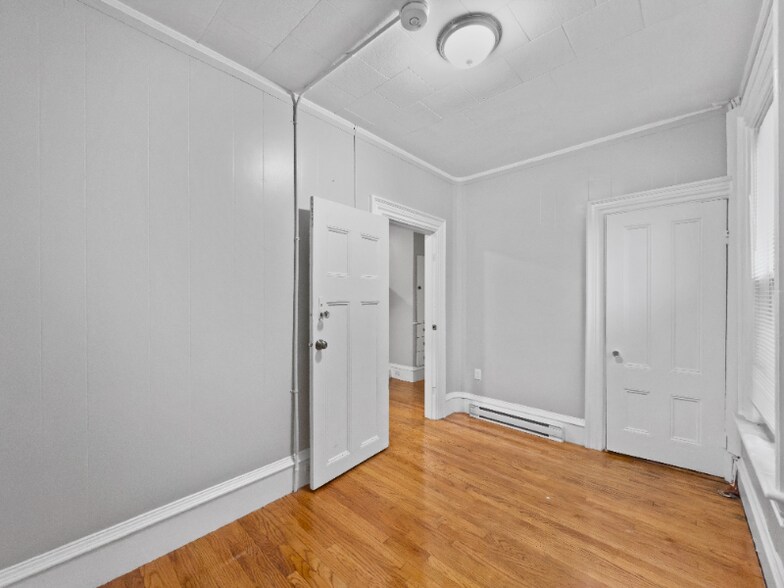 Building Photo - 379 Haverhill St