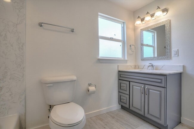 Building Photo - $1,500 MOVE IN SPECIAL!! 3 BED/2 BATH HOME UPPER UNIT AVAIABLE FOR RENT IN OAKLAND, CA!!!!