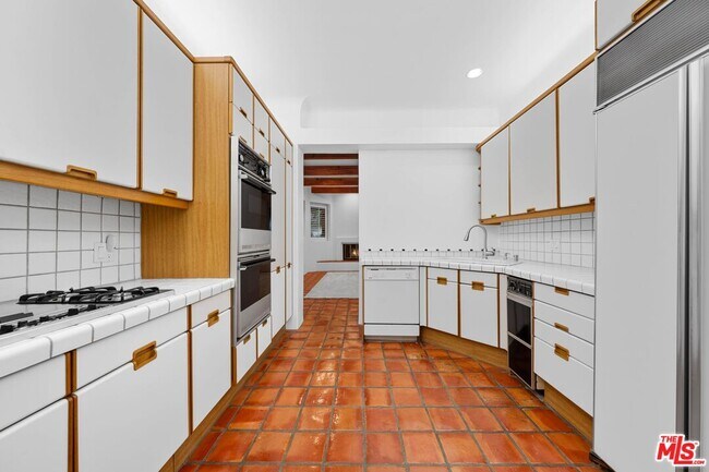 Building Photo - 15500 Sunset Blvd