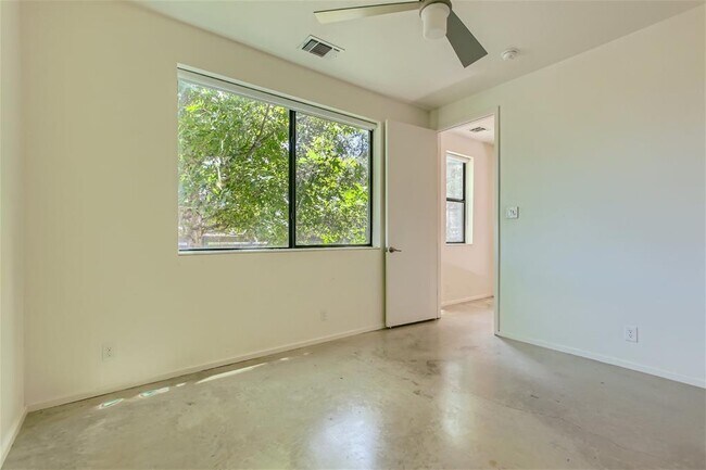 Building Photo - 707 Cardinal Ln
