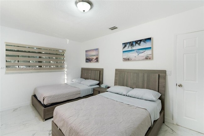 Building Photo - 9167 Harding Ave