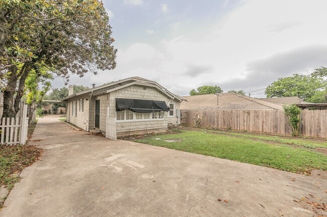 Building Photo - PRETTY HOME NORTH OF THE BRICKS in the CUL...