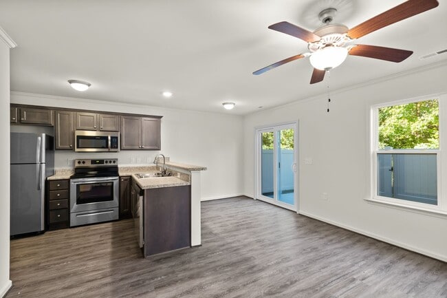 Building Photo - 2 Bed 2.5 Bath Townhome