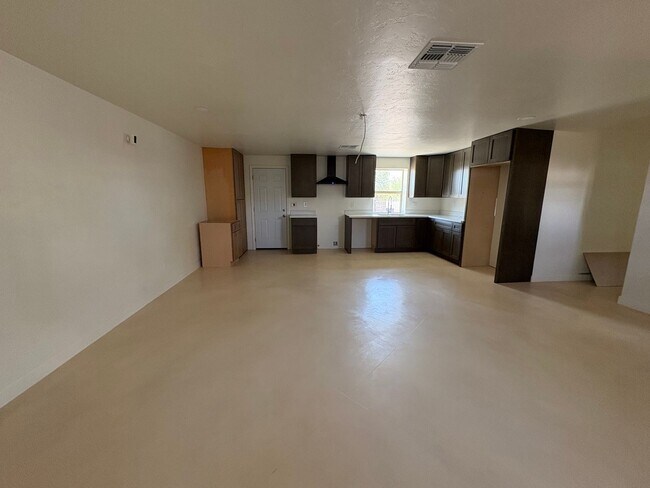 Building Photo - 3 Bedroom 2 Bath by Reid Park !