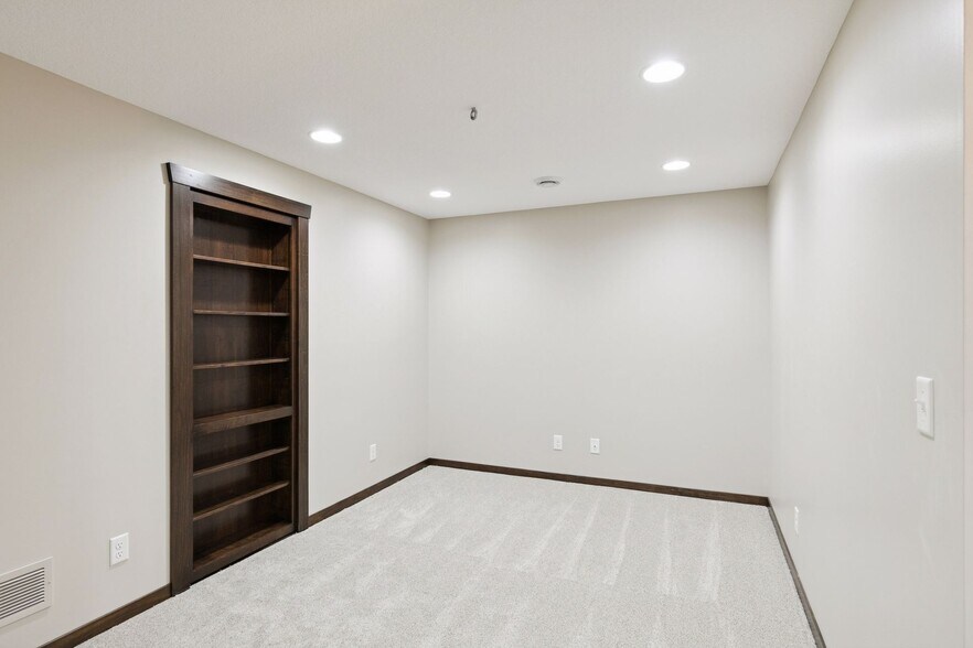 Building Photo - 14246 Garden Way N