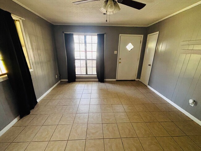 Building Photo - 3 Bedroom, 1 Bathroom House is Available Now!