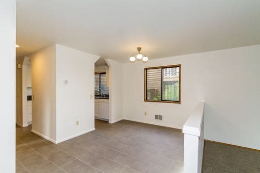 Building Photo - Maple Leaf 2-story 3 bed/2.5 bath with deck and garage available now for $3795!