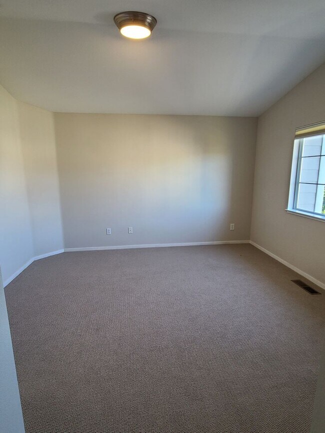 Building Photo - Gorgeous 2 story home available now in Gat...