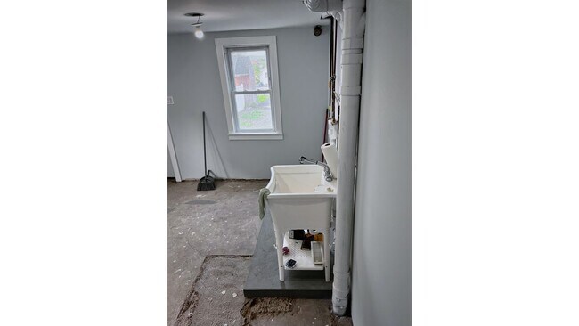 Building Photo - 808 1/2 Eynon St