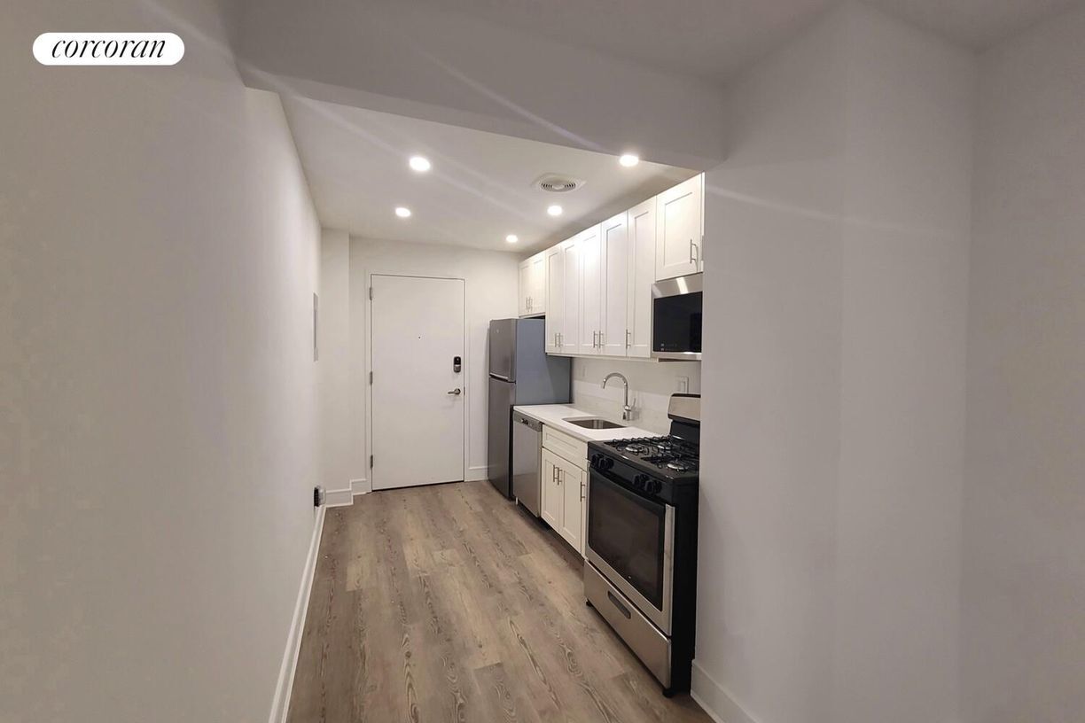 Building Photo - 45 W 81st St