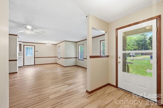 Building Photo - 6299 Spring Ct Ln