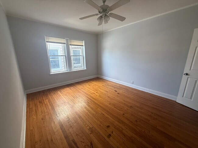 Building Photo - 7346 N Damen Ave