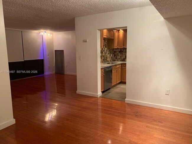 Building Photo - 911 E Ponce De Leon Blvd