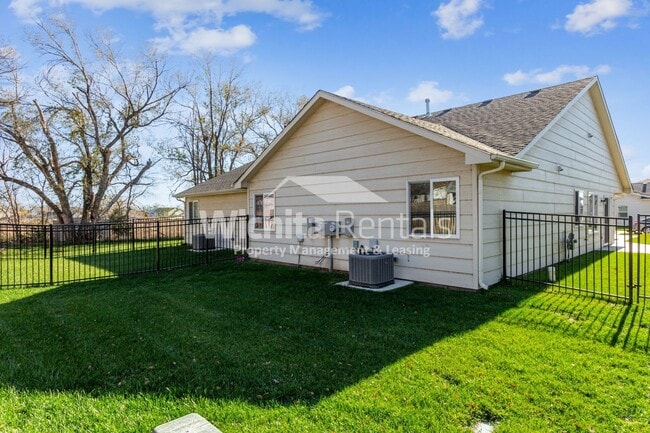 Building Photo - 4514-4514 N Sandplum St