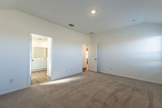 Building Photo - Charming Sunlit 4-Bedroom 2-Bathroom Home!