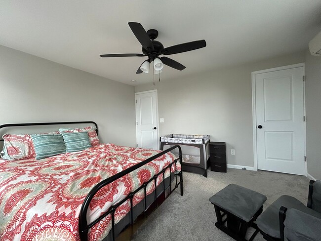 Building Photo - Move-In Ready: Modern & Stylish Fully Reno...