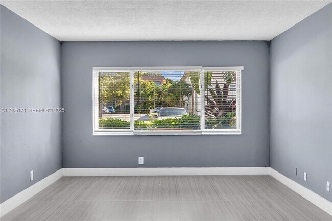 Building Photo - 101 SE 6th Ave