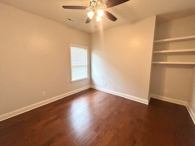 Building Photo - Spacious 4 bedroom, 3 bathroom single fami...