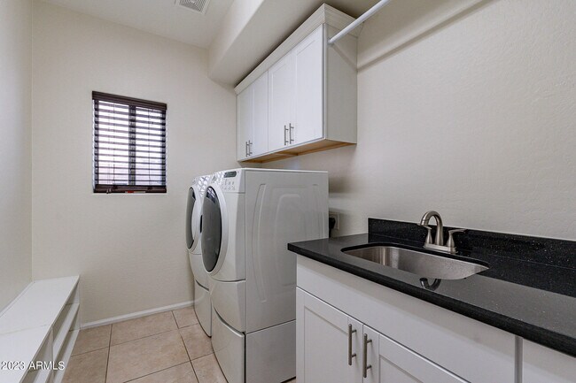 Building Photo - 2943 E Quiet Hollow Ln