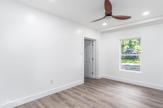 Building Photo - "Spacious 4-Bedroom Gem with a flex room a...